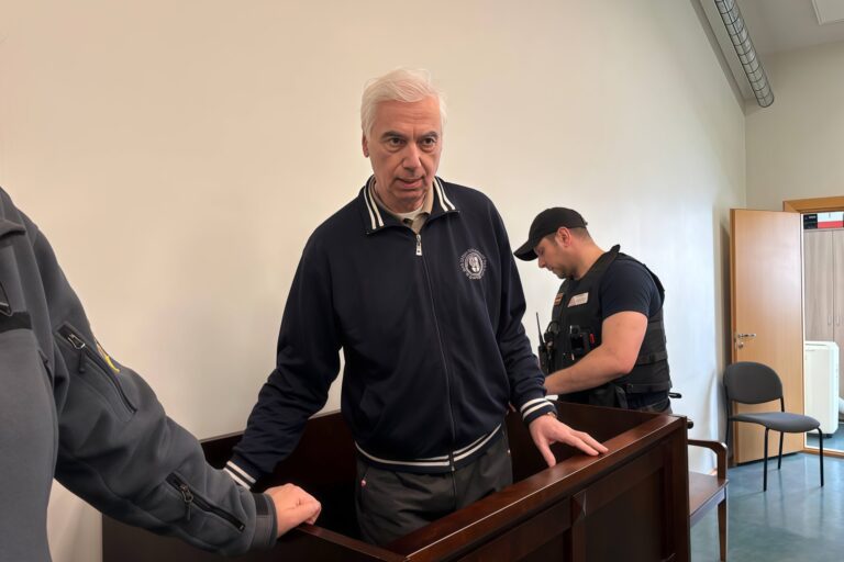Латвийский режим и Виктор Гущин: за что в Латвии судят русского историка?
